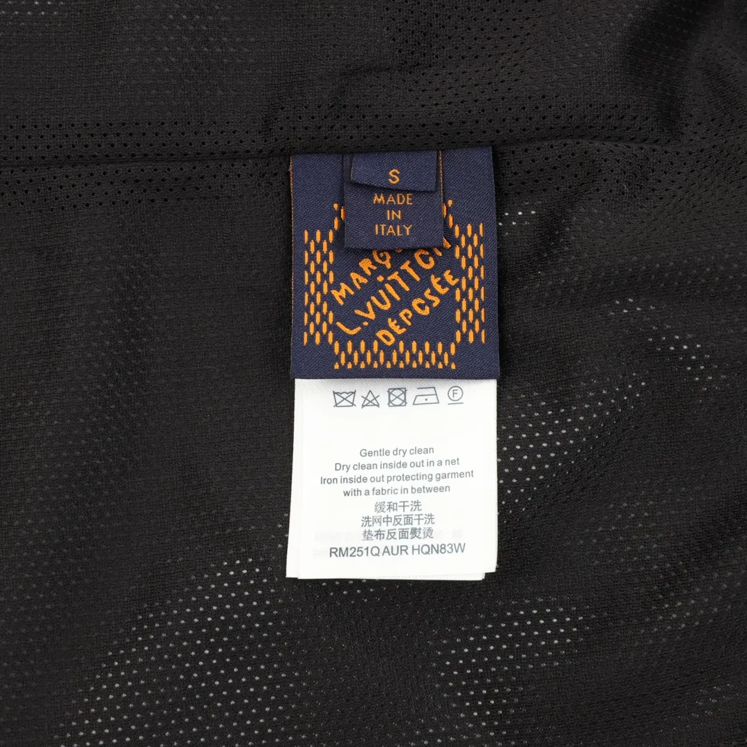 🅿️570 Louis Vuitton/Louis Vuitton sailing print windproof jacket, originally purchased and developed for 25300, customized polyester fiber fabric, with excellent wrinkle resistance and shape retention, and technological windproof and waterproof functions. It is knitted by twisted threads on a warp and weft spinning machine. After the full-width Damier Monogram pattern is processed by image software, the computer control system sprays the printing ink directly onto the fabric through the nozzle of the inkjet printer as required to form a pattern, which is perfectly integrated into the fabric fibers. The semi-finished product printing that is connected before and after the printing positioning is very material-consuming, such as alignment typesetting and cutting, infrared laser positioning and cutting, manual positioning and manual cutting, and full-body grid-on-grain laser alignment cutting. The alignment cutting rate is extremely high. Mold customization of zippers, bells, chains and other hardware. Size: XS-L